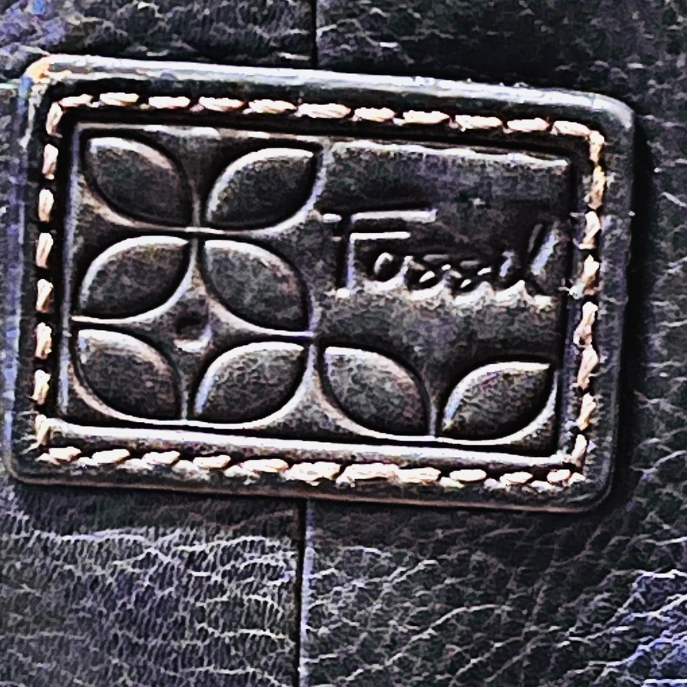 A Fossil crossbody with lots of pockets - Picture 4 of 12